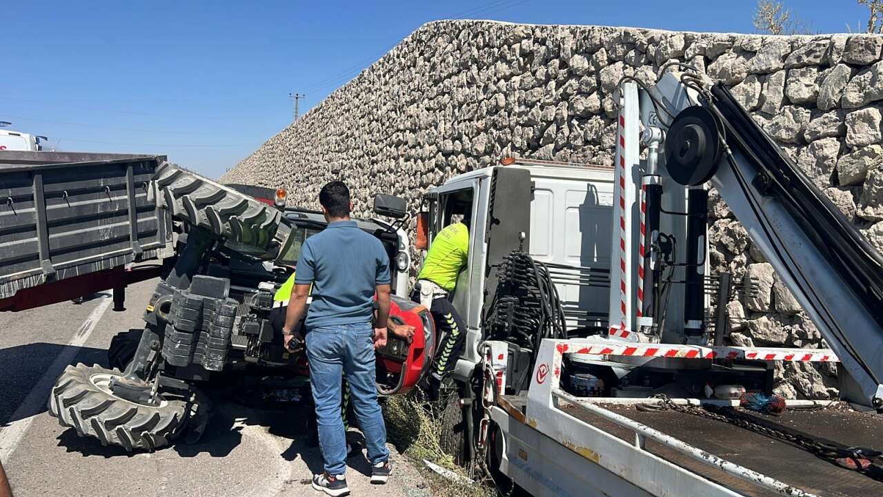 Çekici ile traktör çarpıştı! 4’ü çocuk 6 yaralı var 4